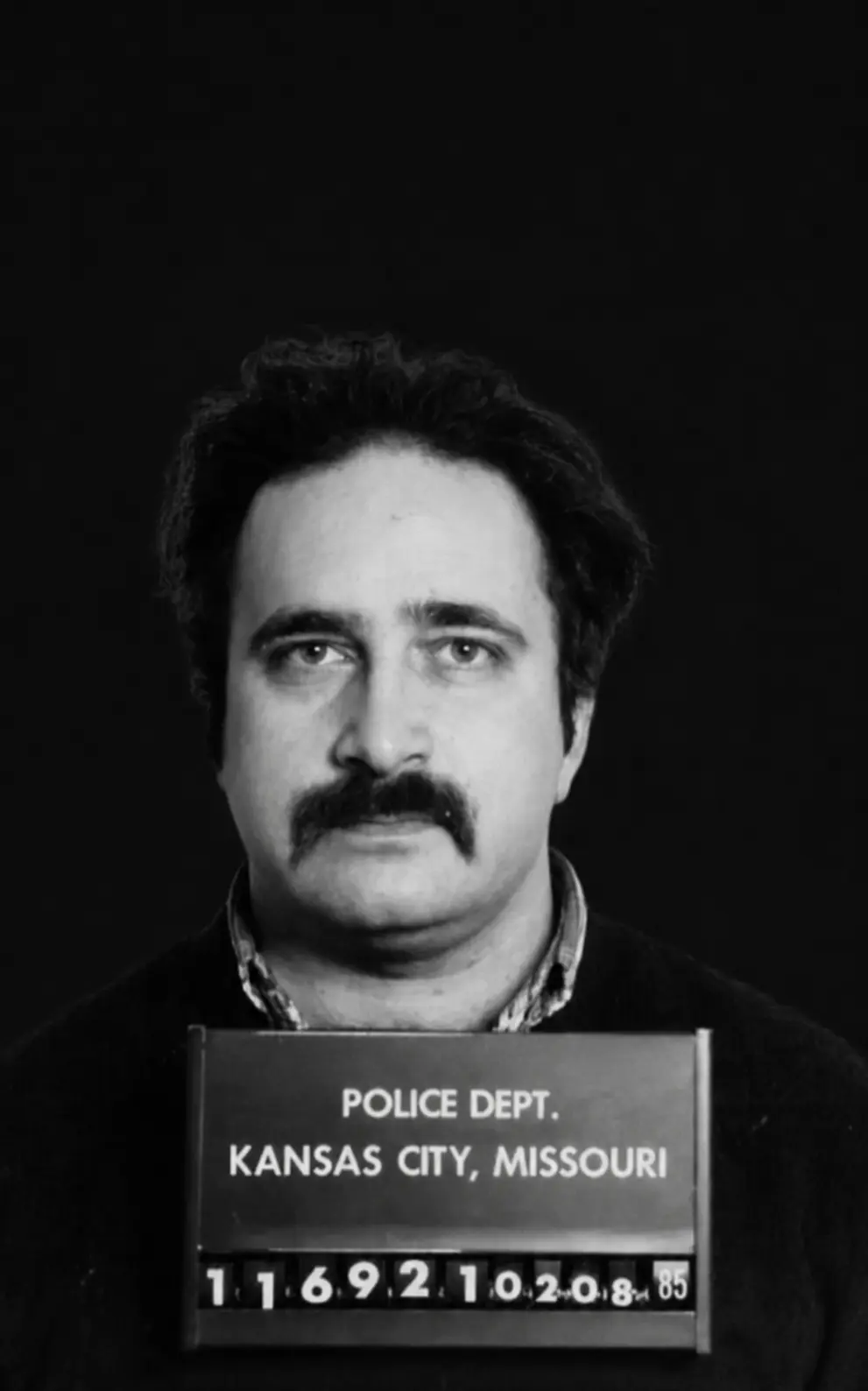 Fotografia policial de Robert Berdella no ficheiro de entrada do Arquivo IPE